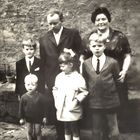 Vater, Oma und 4 Kinder vor 50 Jahren