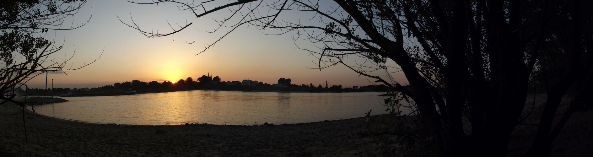 Vater Rhein bei Sonnenuntergang in Düsseldorf