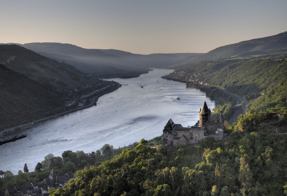 Vater Rhein ganz friedlich am frühen Morgen