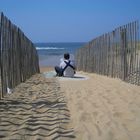 Vater und Sohn am Strand in der Bretagne