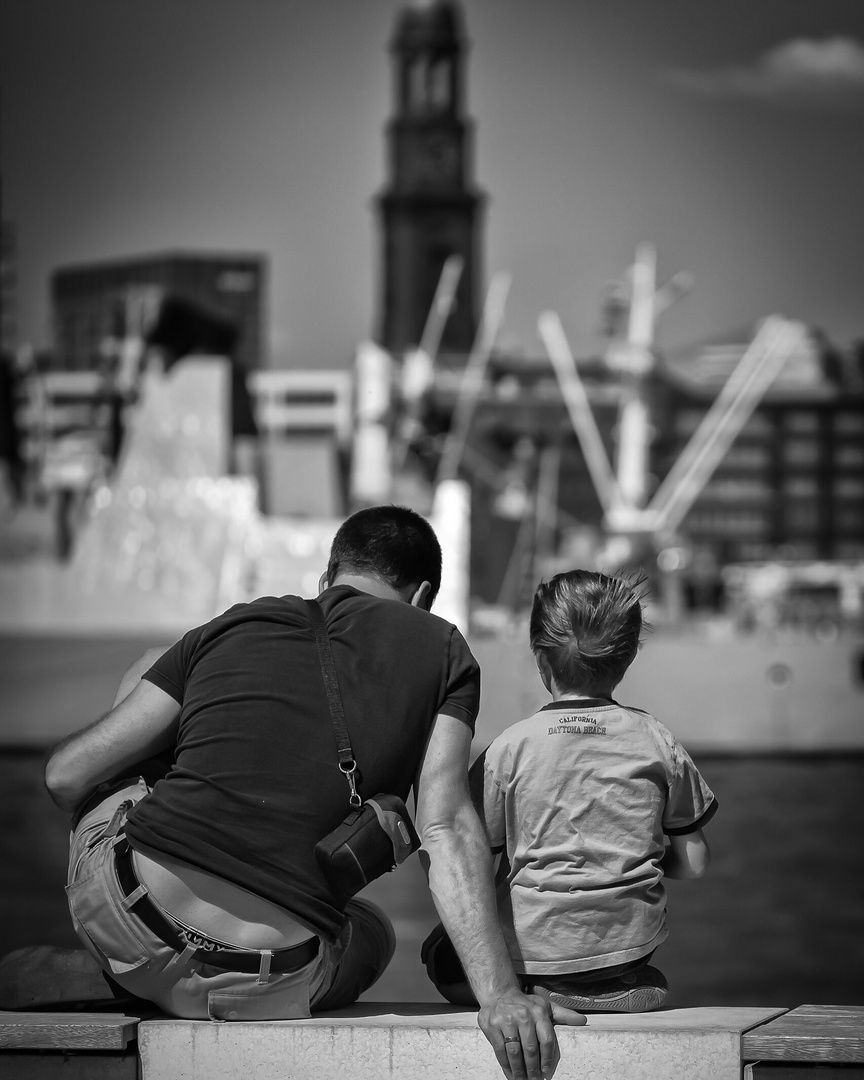 Vater und Sohn auf dem Hafengeburtstag