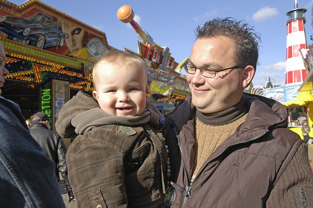 Vater und Sohn auf dem Rummel