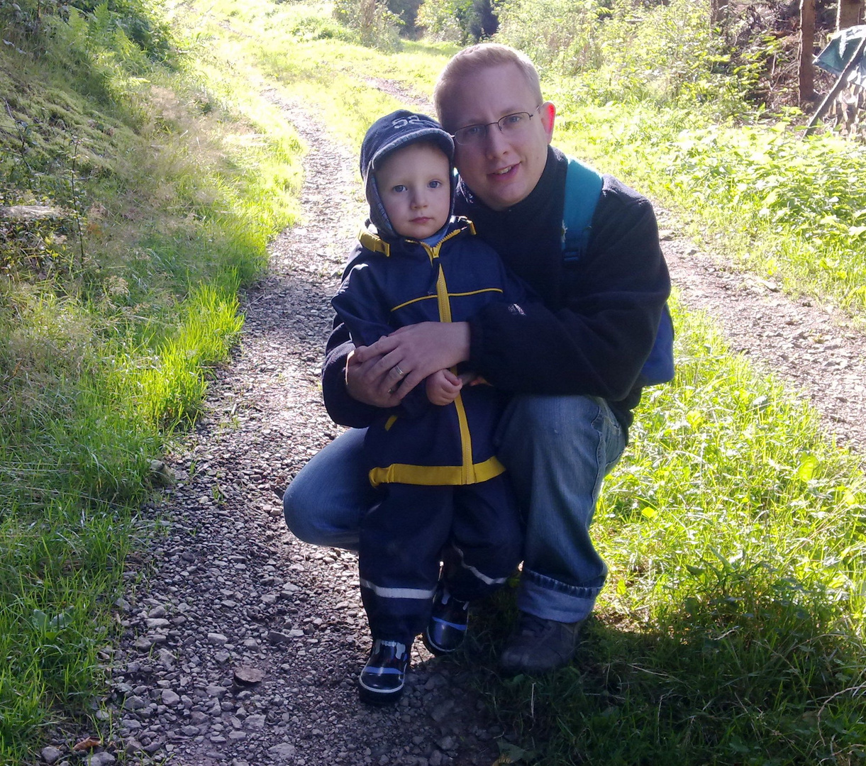 Vater und Sohn auf Herbsttour im Wald