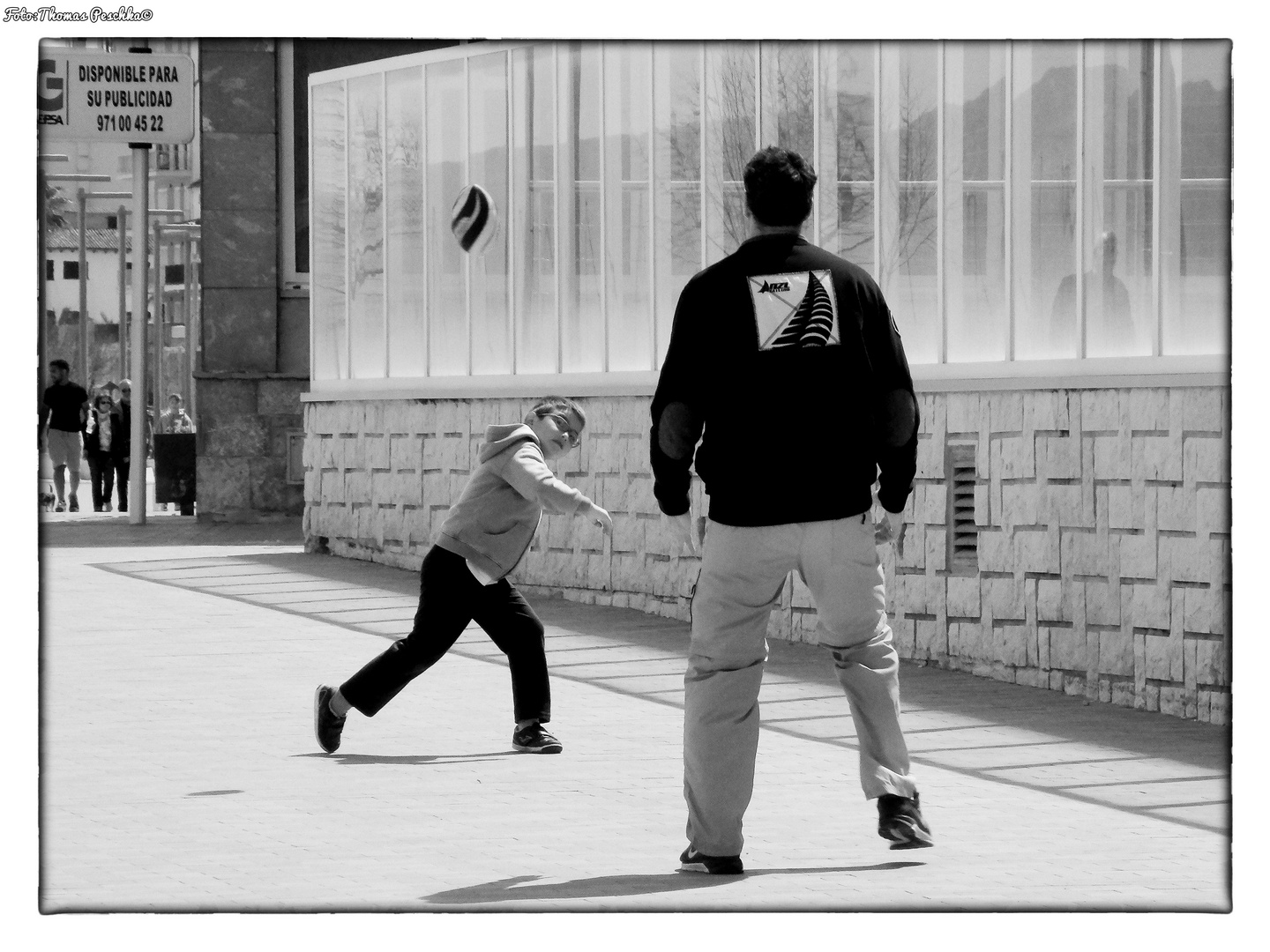 Vater und Sohn beim Spielen mit einem Fottball