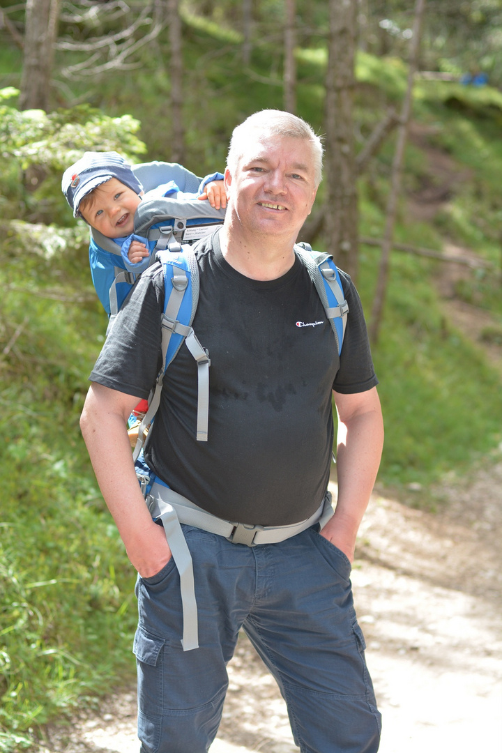 Vater und Sohn beim Wandern auf der Seiseralm