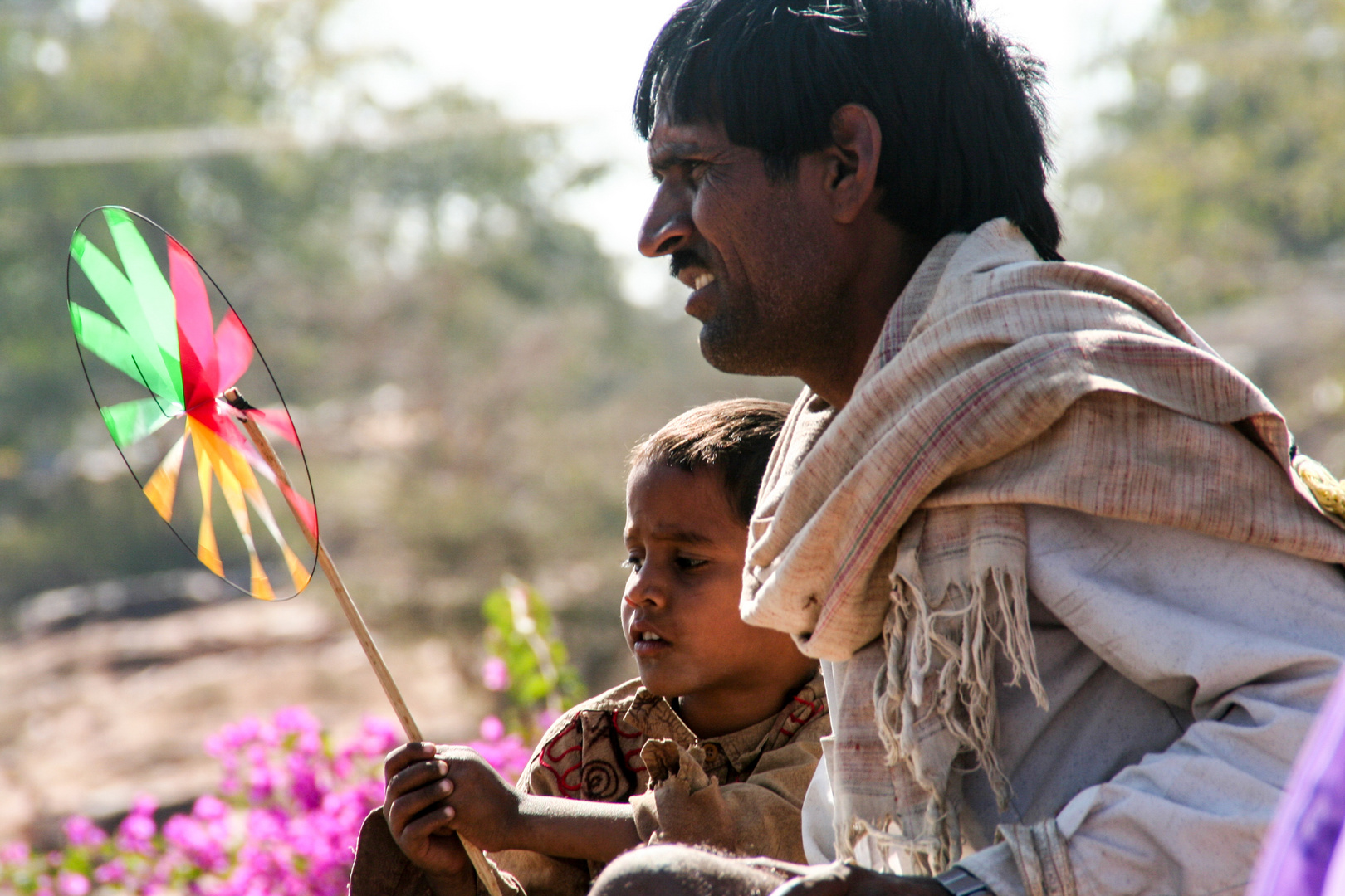 Vater und Sohn mit Windrad India