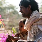 Vater und Sohn mit Windrad India