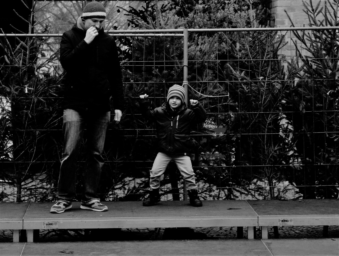 Vater und Sohn unterwegs....auf dem kleinen Weihnachtsmarkt