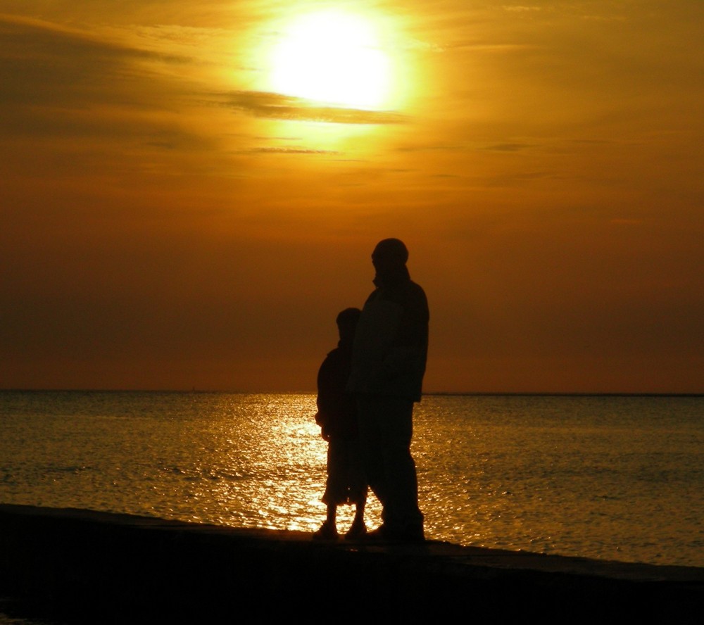 Vater und Sohn vorm Sonnenuntergang.