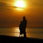 Vater und Sohn vorm Sonnenuntergang.
