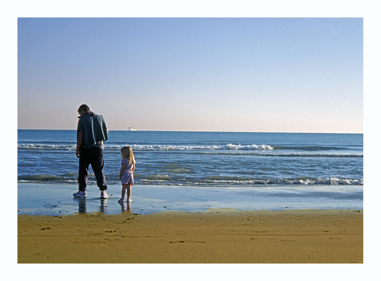 Vater und Tochter am Meer