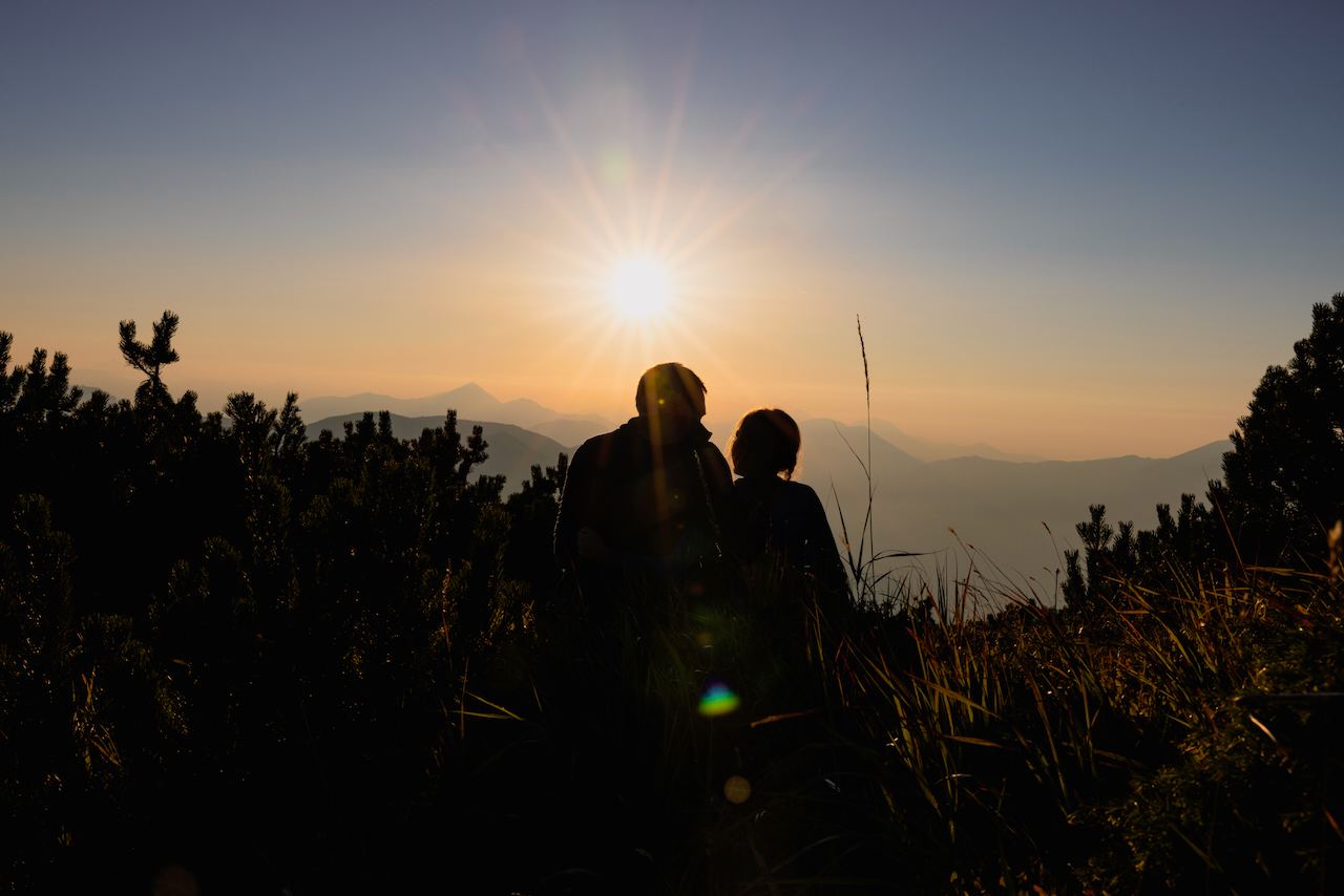 Vater und Tochter beim Wandern