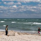 Vater und Tochter spielen am Strand von Grömitz