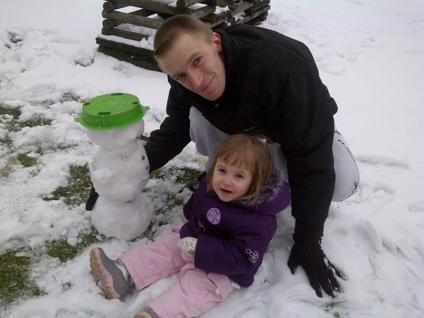Vater und Tochter spielen im Schnee