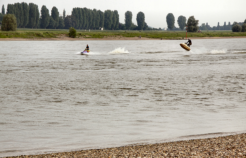 Vatertagstreiben auf dem  Rhein, ...