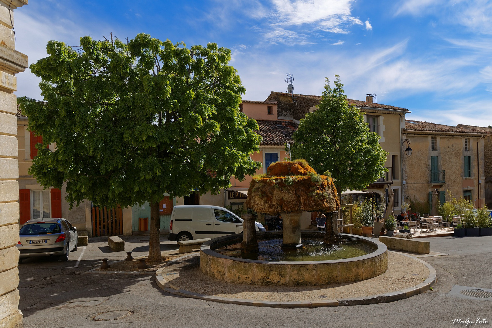 Vaugines - Fontaine du village