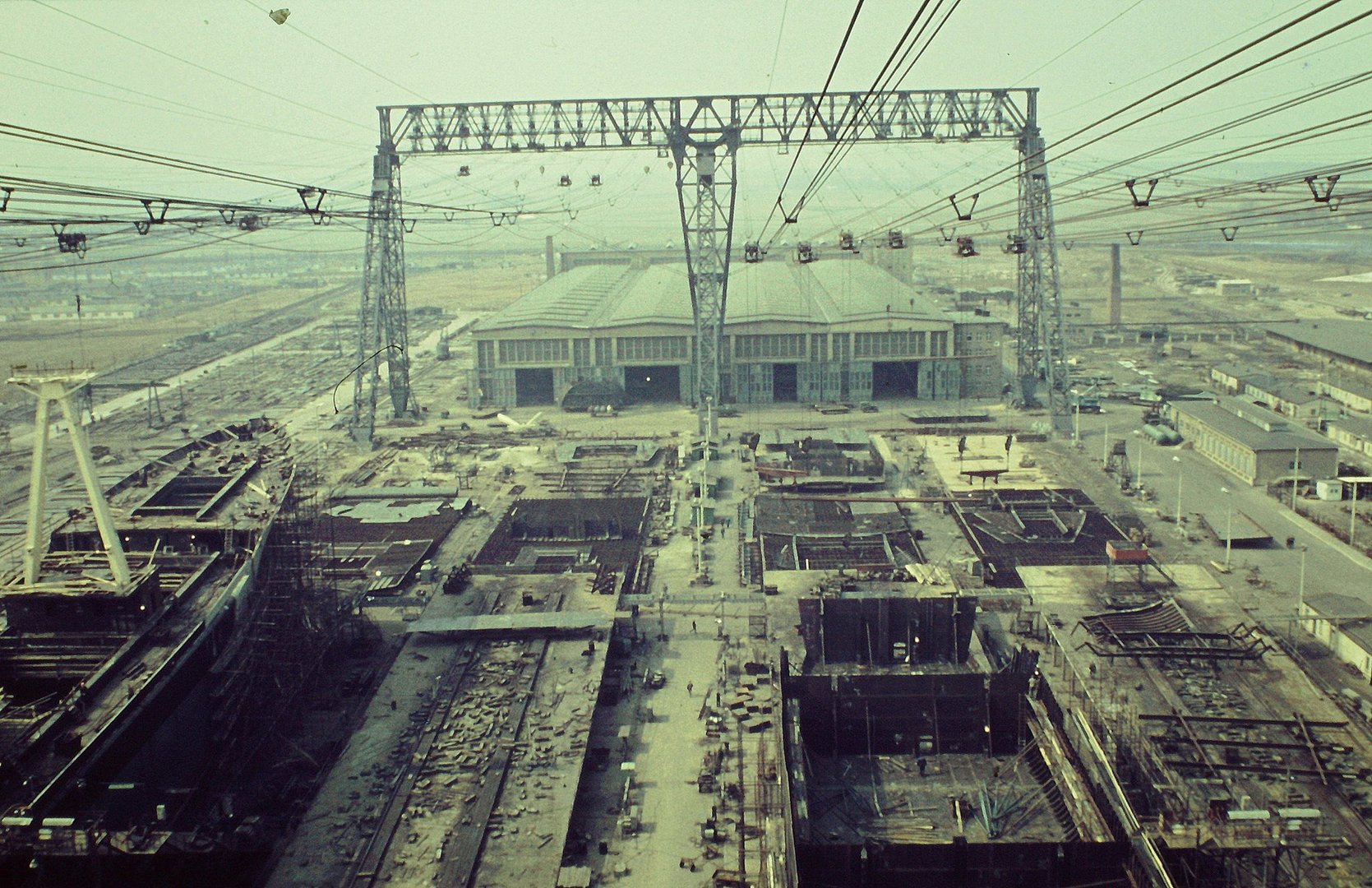 VEB Warnow-Werft Warnemünde um 1960, Blick vom Kabelkran auf die Helling ...