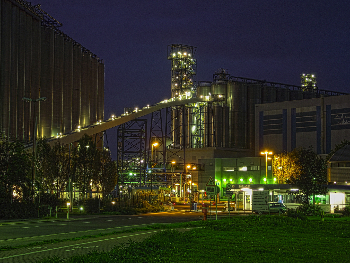 Veba Oel bei Nacht (Gelsenkirchen) HDR