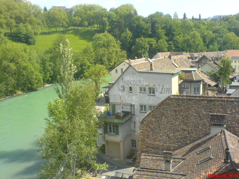 vecchia fabbrica sul fiume