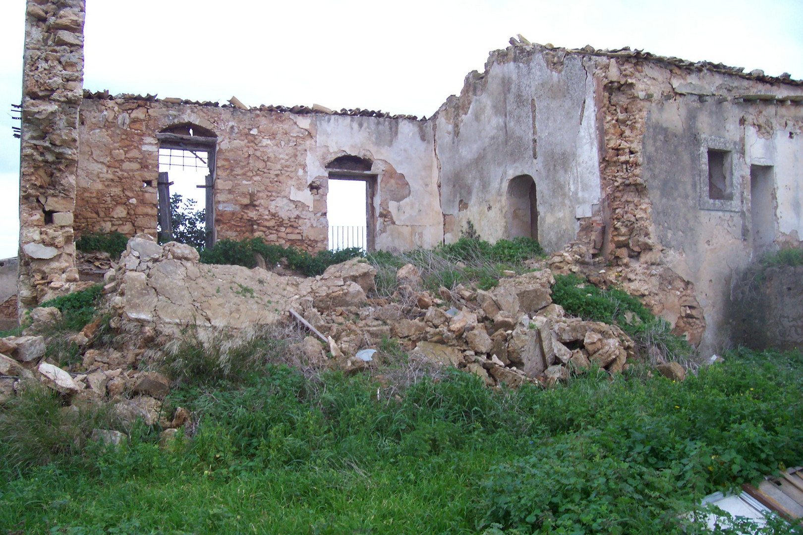 vecchio casale abbandonato a lido di noto