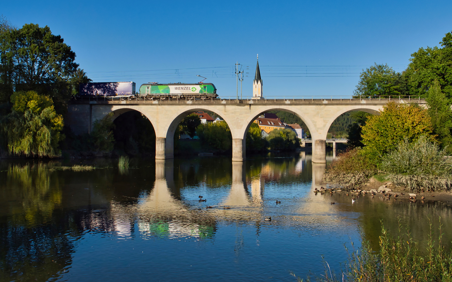 Vectron der Weco Rail mit KLV-Zug auf der Vilsbrücke