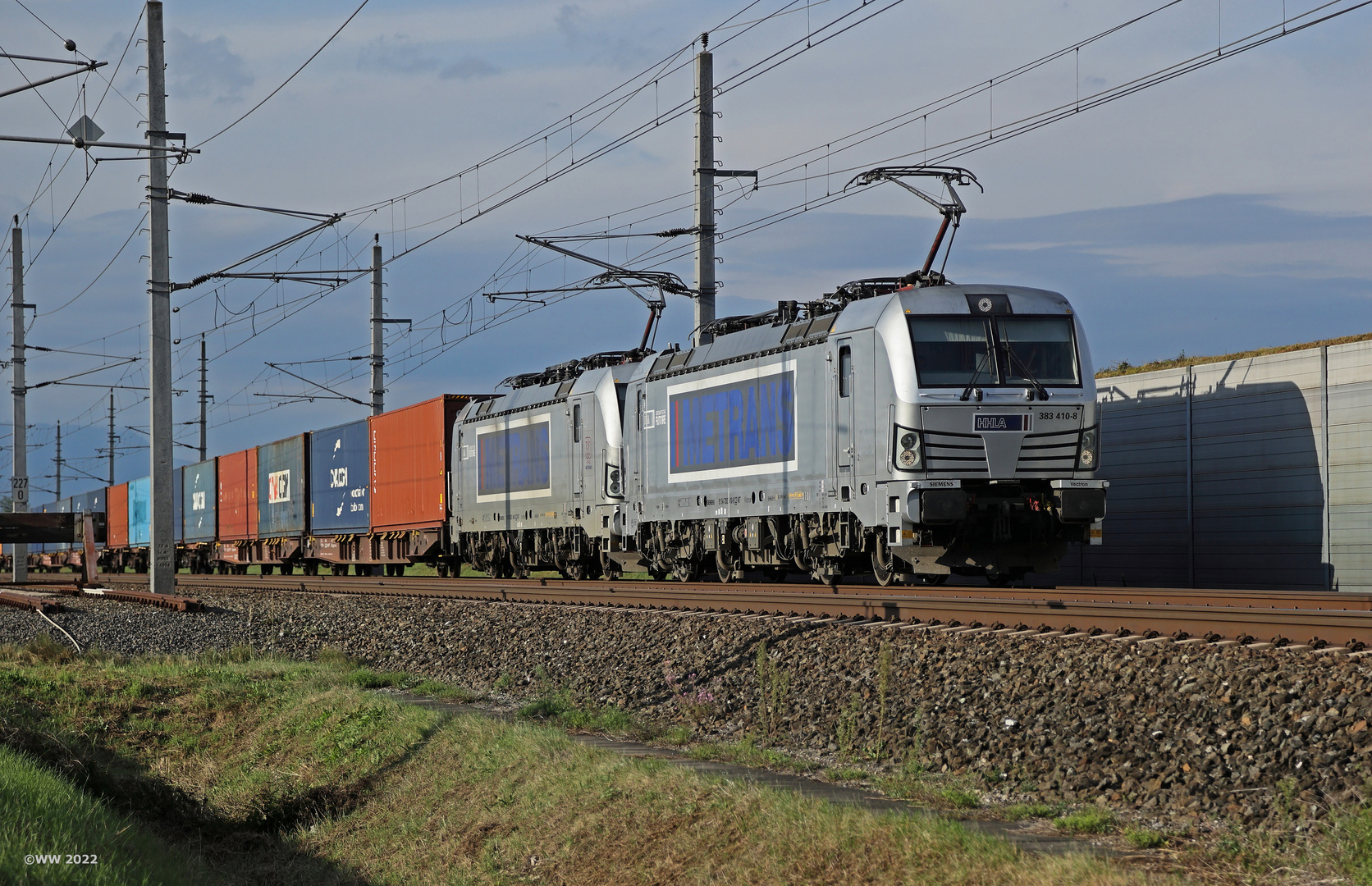 Vectron Metrans Doppeltraktion nach Spielfeld