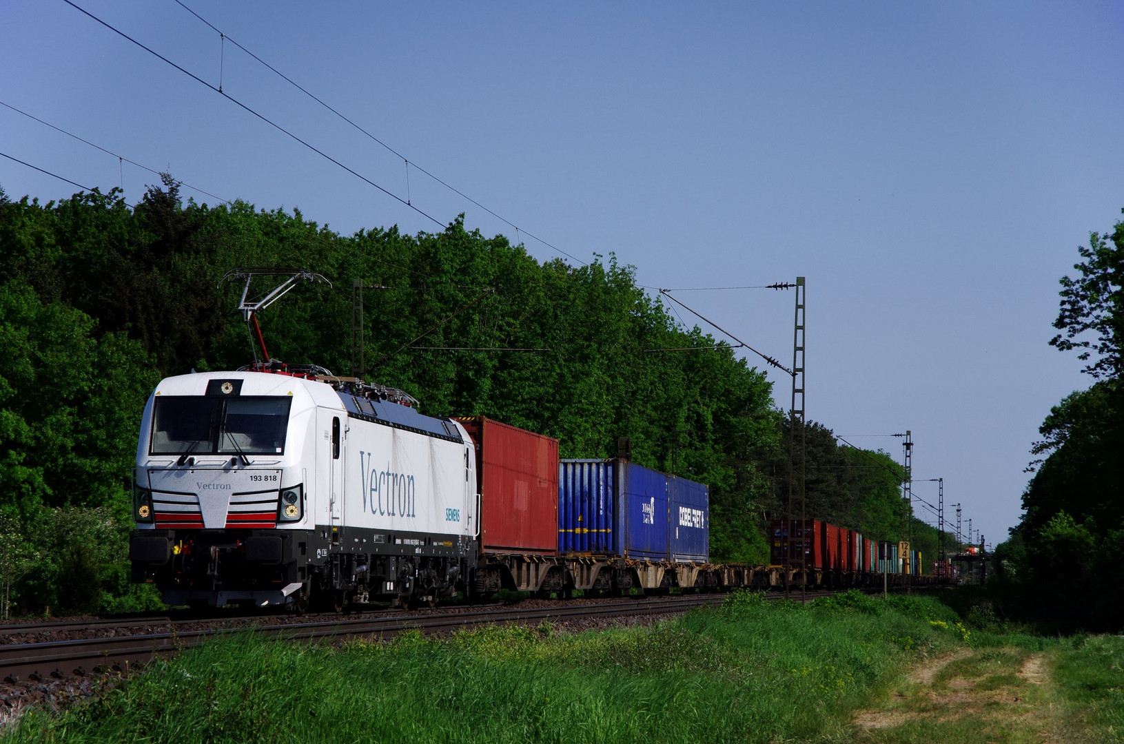 Vectron mit Containerzug