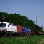 Vectron mit Containerzug