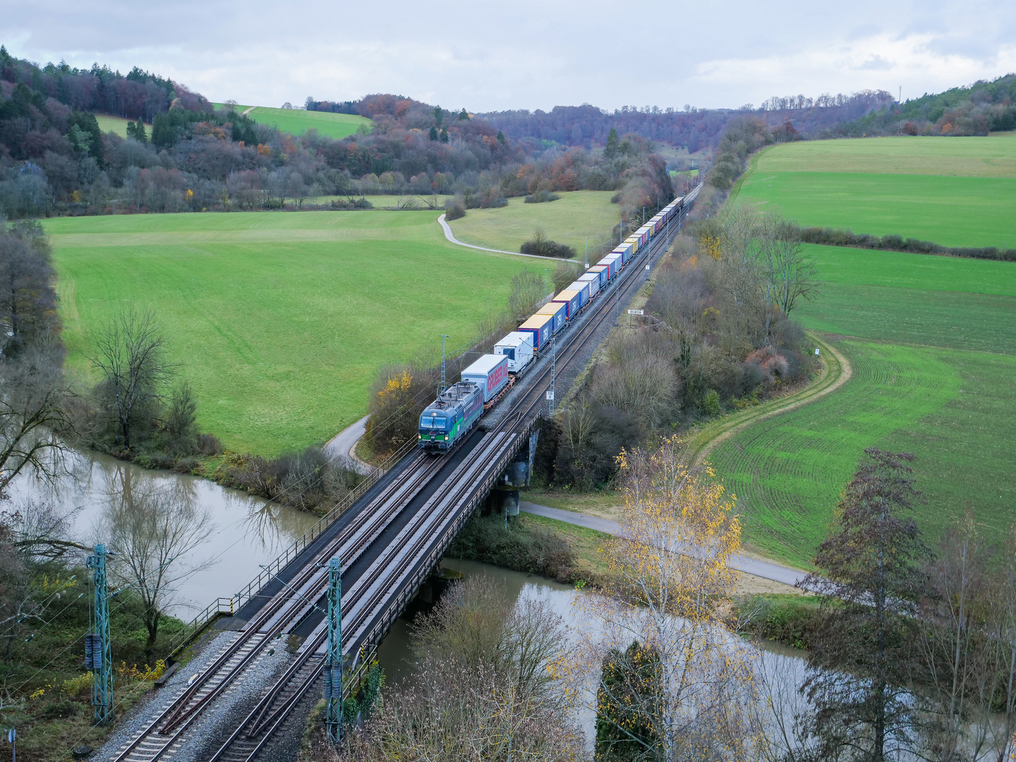 Vectron mit Kistenzug