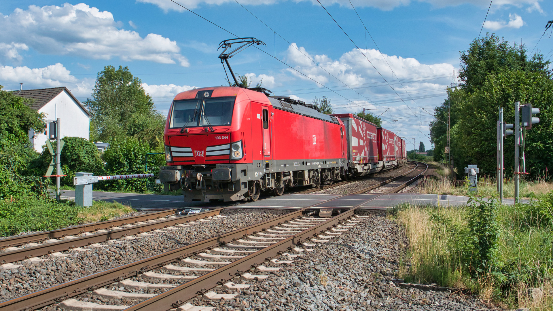 Vectron mit KLV-Zug in Hilden