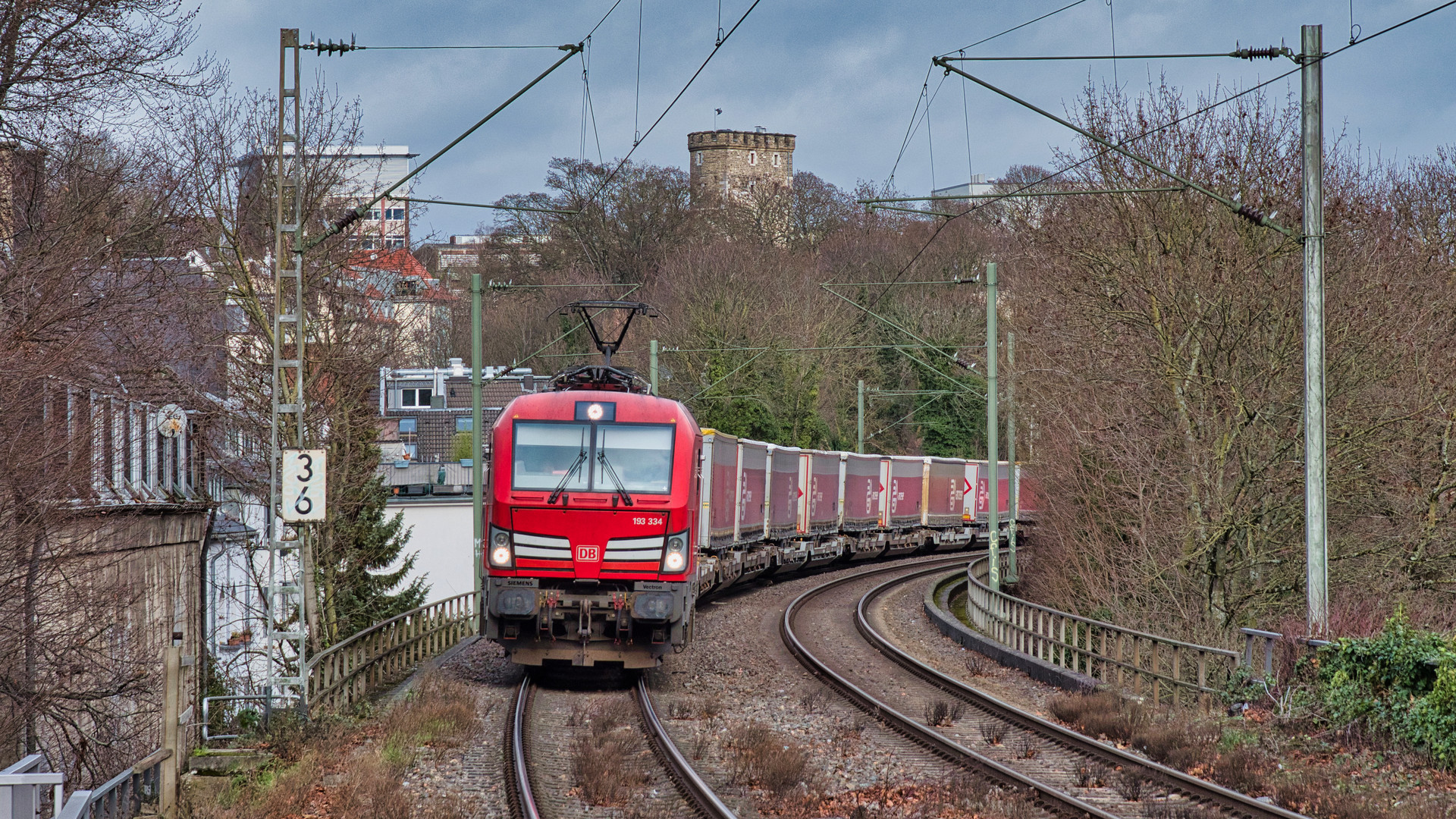 Vectron und Langer Turm in Aachen