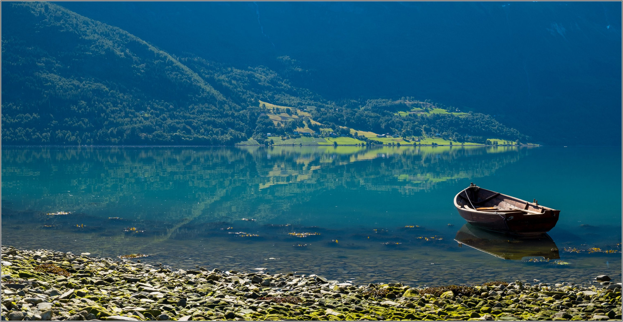 Ved Lustrafjorden hos Luster