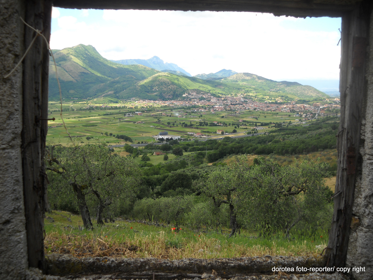 ...veduta dalle rovine, di un casolare abbandonato.