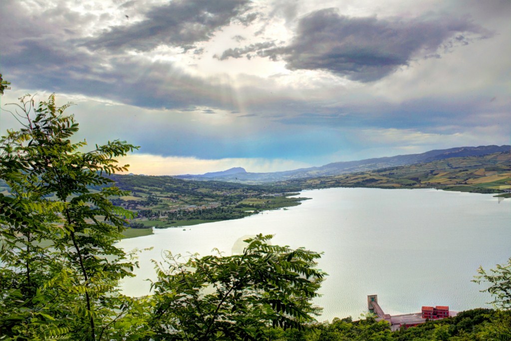 VEDUTA DEL LAGO DI CONZA DALLA PARTE DELLA DIGA