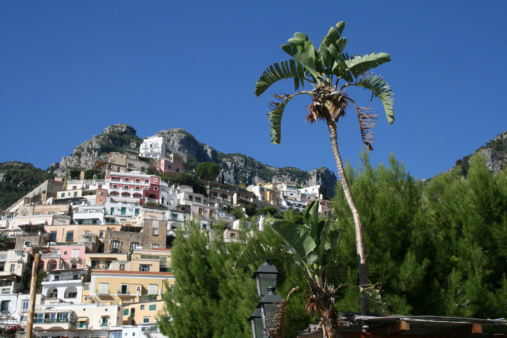 veduta di positano dalla spiaggia