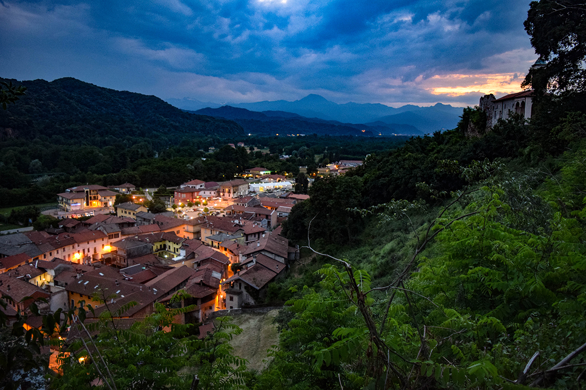 Veduta di Prato Sesia al crepuscolo 