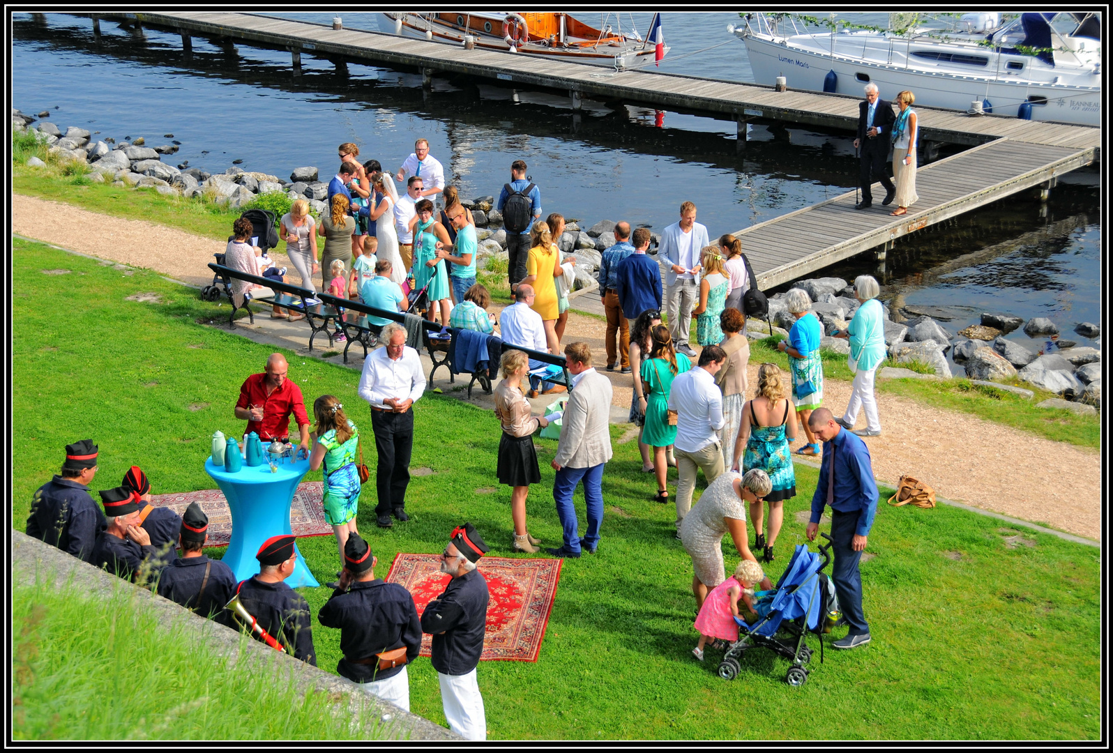 Veere/NL - Hochzeitsgesellschaft am Veerse Meer