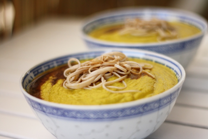 vegane Gemüsesuppe mit udon Nudeln