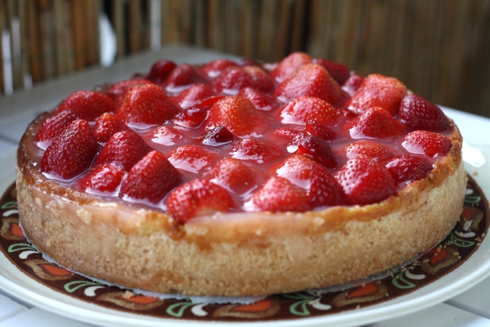 Veganer Käsekuchen mit Erdbeeren