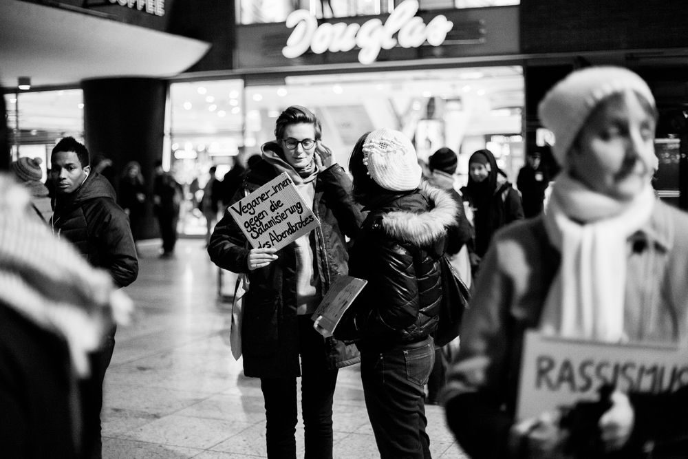 Veganer_innen gegen die Salamisierung des Abendbrotes