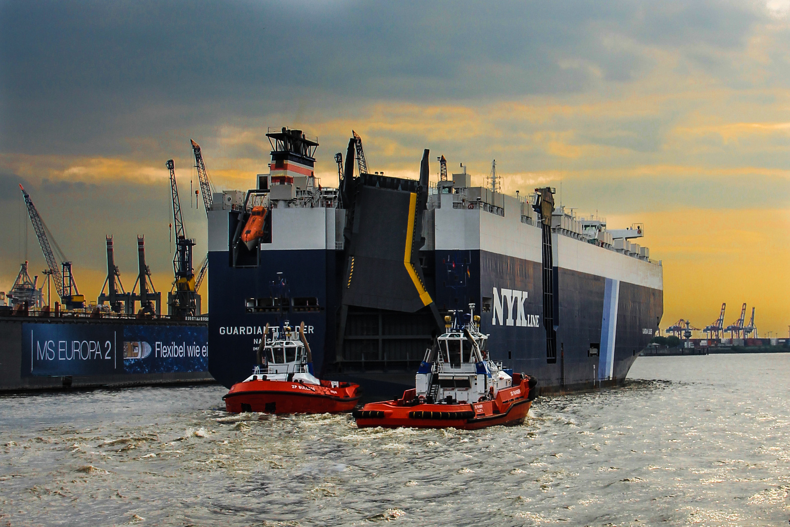 Vehicle Carrier "Guardian Leader" leaving the Port of Hamburg