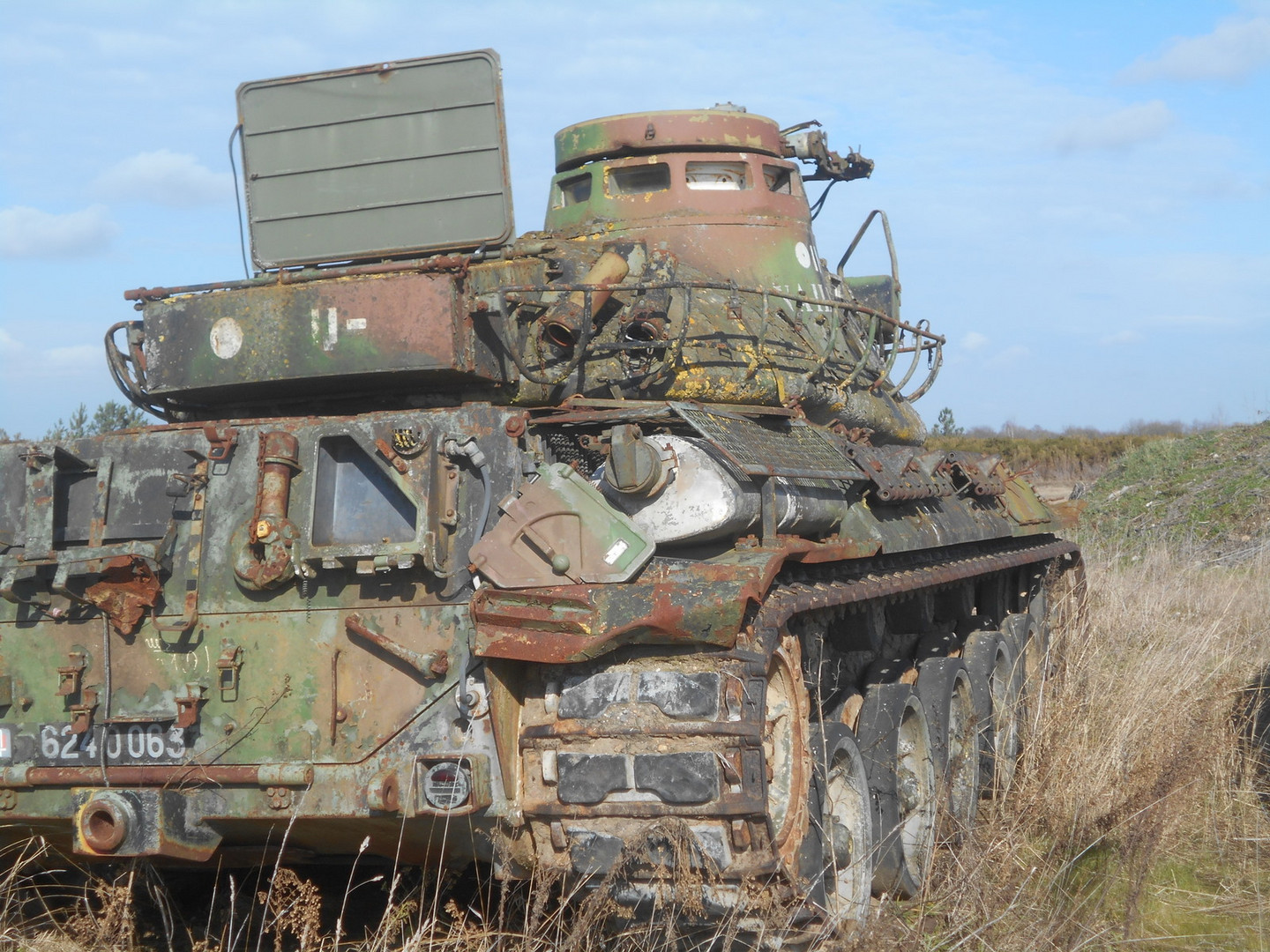 Véhicule militaire abandonné près de Saumur (49)