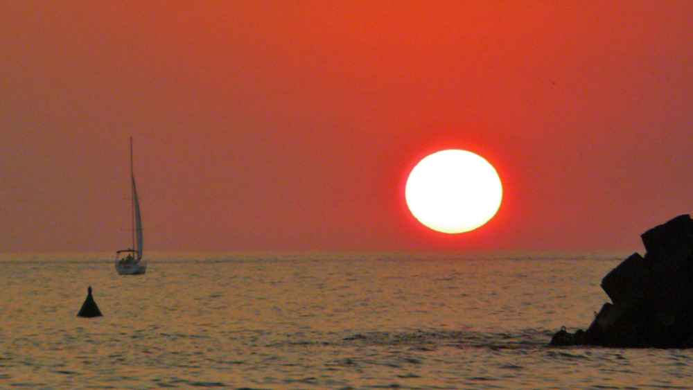 Velero al atardecer