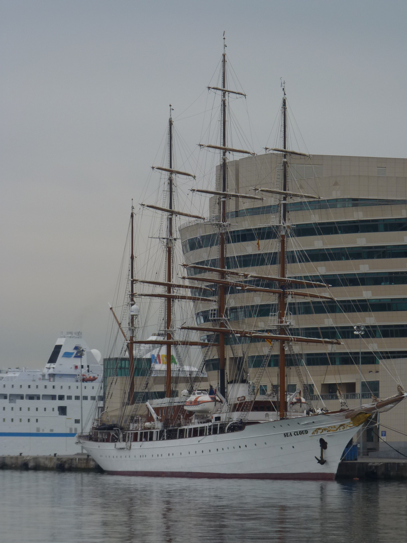 Velero en el puerto de Barcelona.