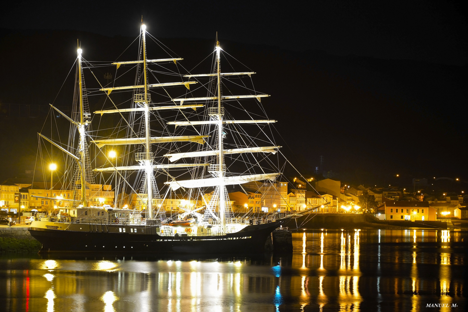 VELERO EN EL PUERTO DE MUROS (GALICIA)