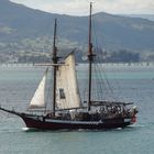 Velero surcando la bahia de Santander