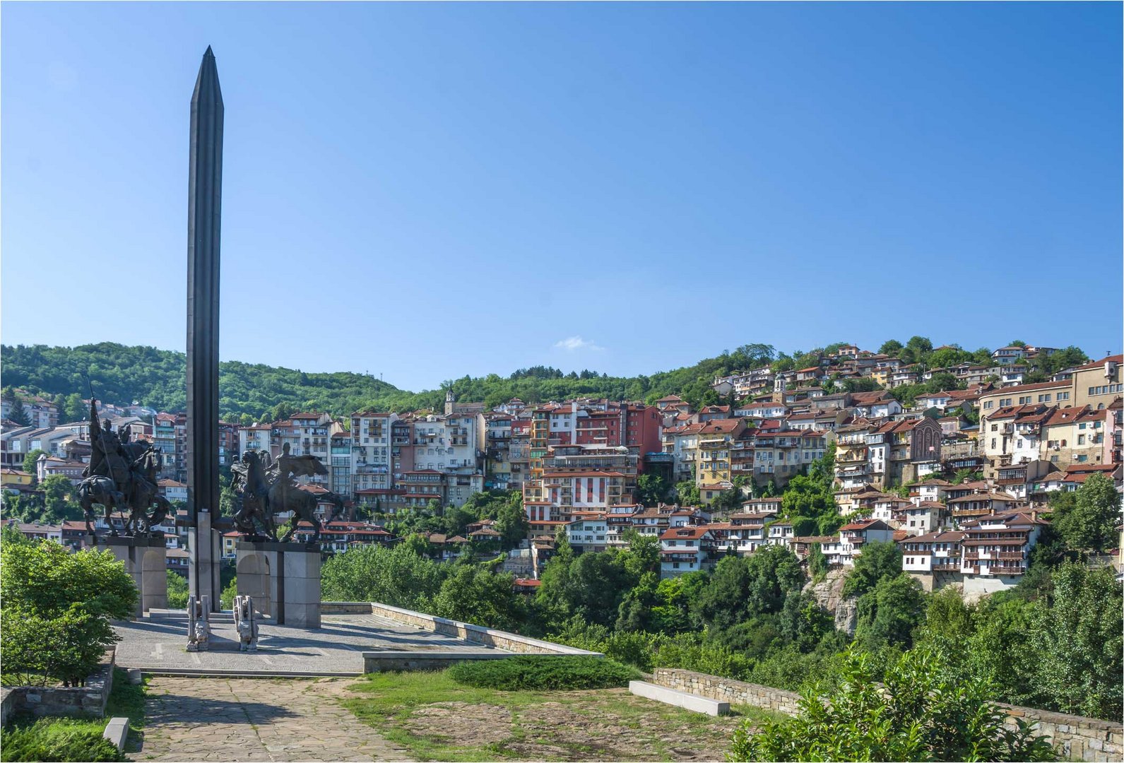 Veliko Tarnovo 1 - Blick auf die Altstadt, im Vordergrund das Denkmal für die Zarenfamilie Assen 