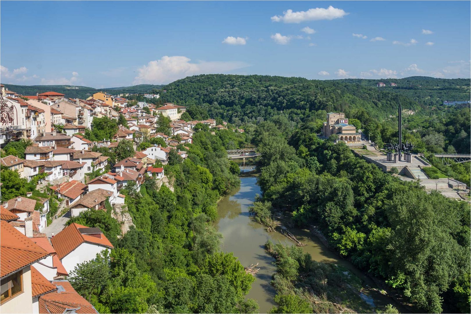 Veliko Tarnovo   Blick von der Altstadt auf Kunstgalerie und Assendenkmal