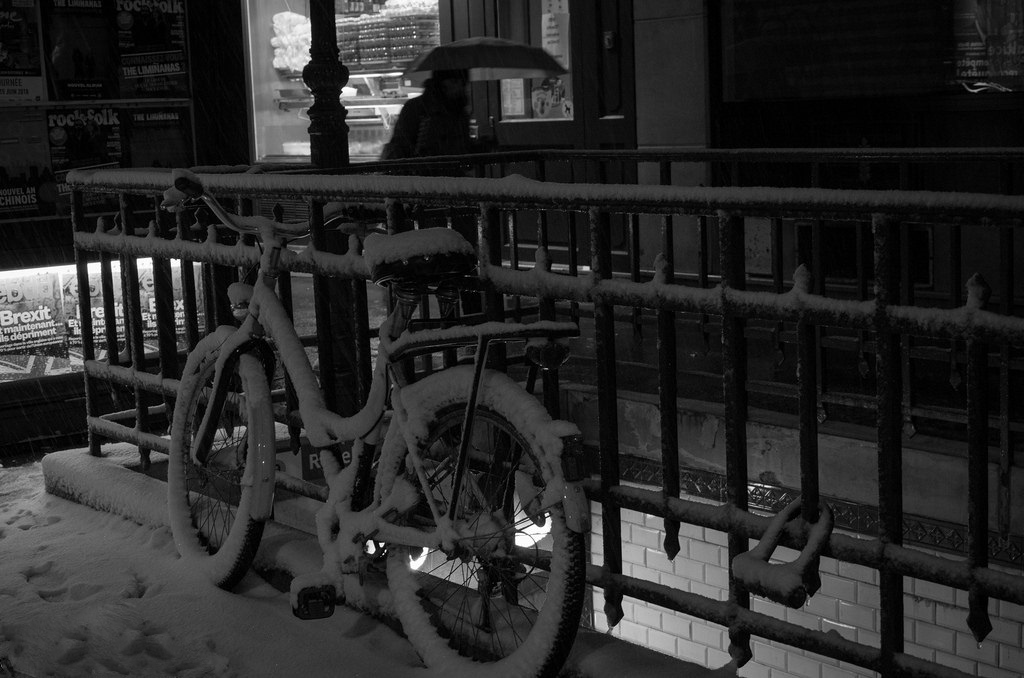 Vélo dans la neige.