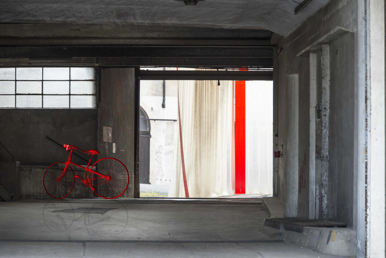 vélo rouge dans usine